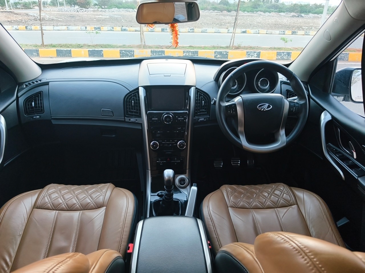 Buy Used Mahindra XUV500 W11 FWD Diesel of 2019 model @ 11,75,000 INR ...