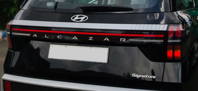 Buy Used Hyundai Alcazar Signature Diesel AT of 2024 model @ 17,25,111 ...