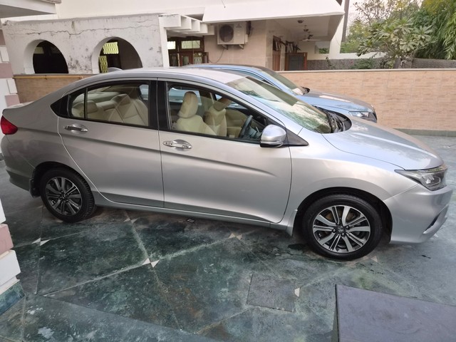 Second-hand 2017 Honda City i-VTEC CVT V for sale in New Delhi-2