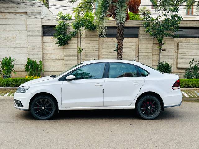 https://images10.gaadi.com/usedcar_image/C18BE1F8-5040-4324-BE4D-DEC67BA044FC/original/10118fe9-1df5-4139-959d-67b74466b402.jpg?imwidth=6402