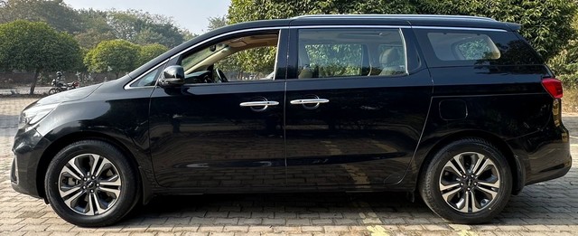 Second-hand 2021 Kia Carnival Limousine Plus for sale in New Delhi-9