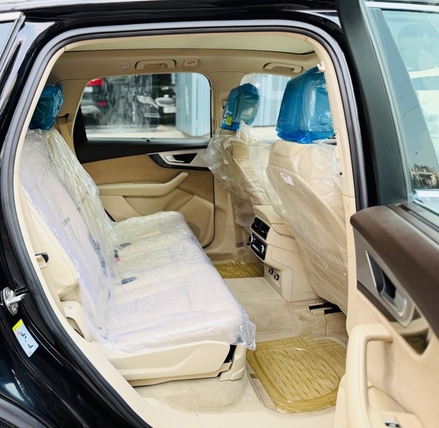 Second-hand 2018 Audi Q7 45 TDI Quattro Premium Plus for sale in New Delhi-14