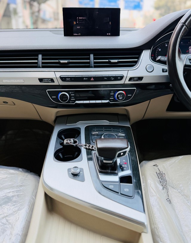 Second-hand 2018 Audi Q7 45 TDI Quattro Premium Plus for sale in New Delhi-17