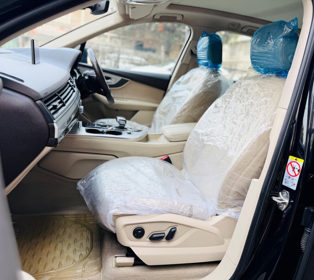 Second-hand 2018 Audi Q7 45 TDI Quattro Premium Plus for sale in New Delhi-23