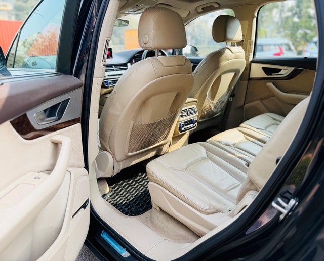 Second-hand 2016 Audi Q7 45 TDI Quattro Technology for sale in New Delhi-14