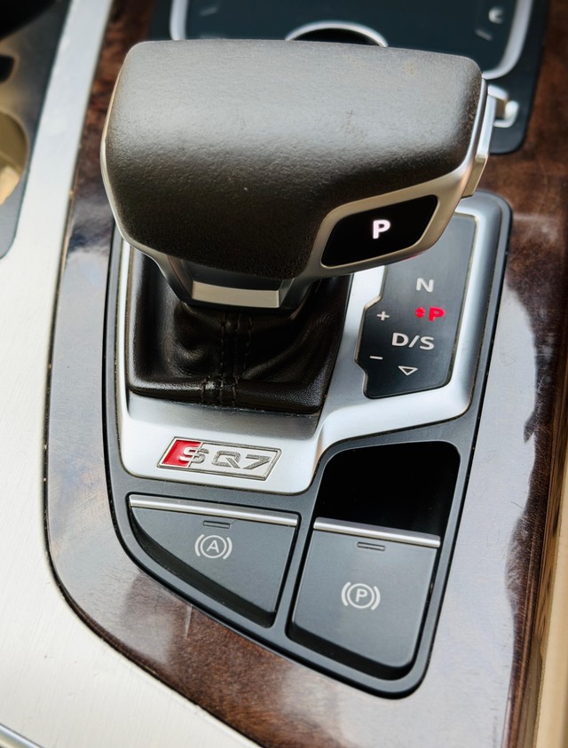 Second-hand 2016 Audi Q7 45 TDI Quattro Technology for sale in New Delhi-8