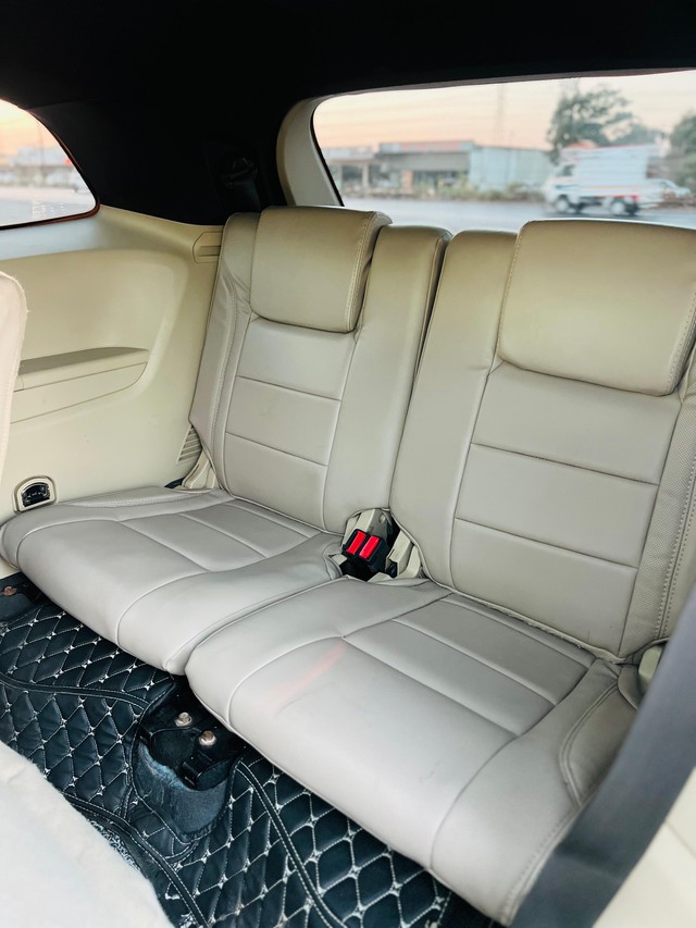 Second-hand 2018 Ford Endeavour 3.2 Titanium AT 4X4 for sale in Surat-10