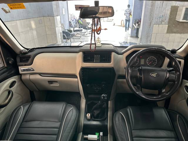 https://images10.gaadi.com/usedcar_image/CE0F0439-E525-48B7-8DAA-6527F7E77300/original/08fbbdb4-04d8-4879-a45a-0b171caf0e31.jpg?imwidth=6402