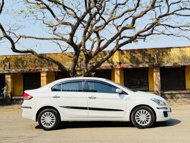 https://images10.gaadi.com/usedcar_image/D2DFF36D-FDF5-4A07-87B3-47384F378A13/original/5ed49e21-fd3d-4d0a-b87b-28d189bed1b8.jpg?imwidth=6401