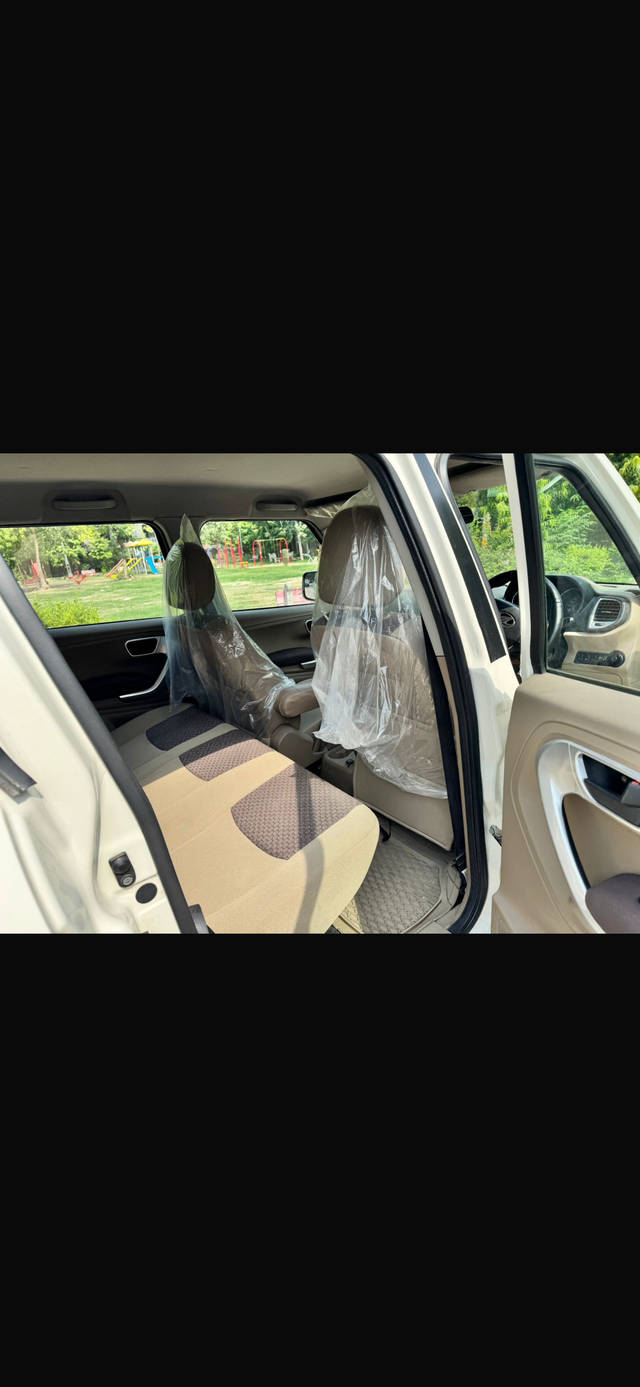 https://images10.gaadi.com/usedcar_image/D6DE6F37-9AC7-410B-8BE3-6DA09B3B503F/original/15b70bcd-64f6-4167-b911-458f8d741d3b.png?imwidth=6402