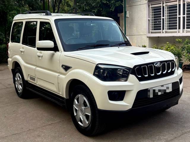 https://images10.gaadi.com/usedcar_image/D6DE6F37-9AC7-410B-8BE3-6DA09B3B503F/original/b1e839f8-4a19-4478-912b-70ecc08f47a2.jpg?imwidth=6400