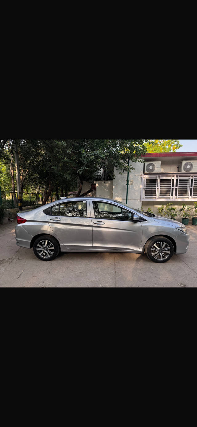 https://images10.gaadi.com/usedcar_image/D6DE6F37-9AC7-410B-8BE3-6DA09B3B503F/original/ce2b9230-71f2-49fa-9a61-63a9241bc739.png?imwidth=6401