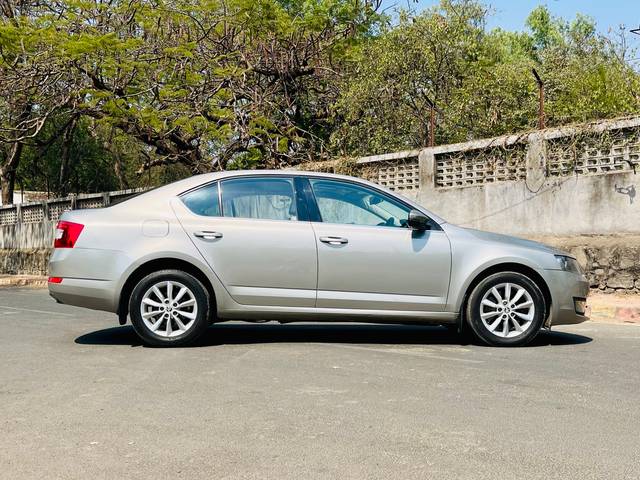 https://images10.gaadi.com/usedcar_image/D6F39AA1-8B06-4BA9-AEB7-C788652E34AE/original/729636a0-0003-4d1c-8be3-403b52e2012e.jpg?imwidth=6401