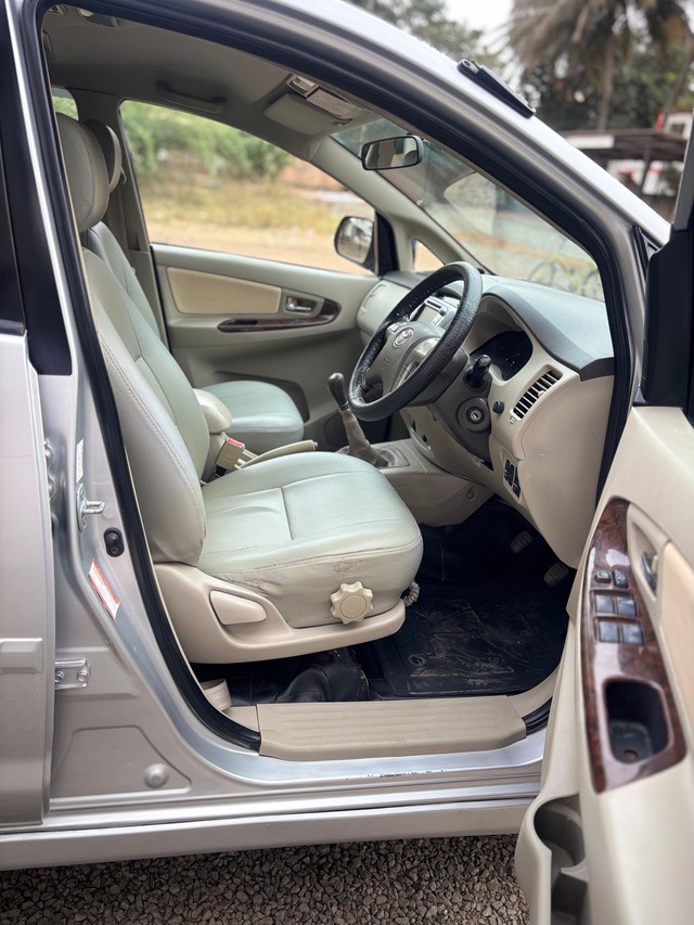 Second-hand 2013 Toyota Innova 2.5 G (Diesel) 7 Seater BS IV for sale in Miraj-12