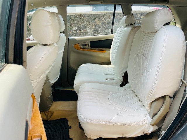 Second-hand 2011 Toyota Innova 2.5 G (Diesel) 8 Seater BS III for sale in Mumbai-6