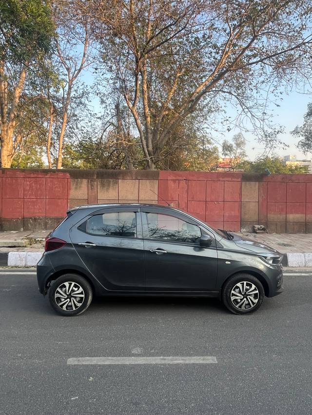 https://images10.gaadi.com/usedcar_image/DBD0CD4C-063F-47CE-8392-7A1B25BC541A/original/b68cc78f-80c9-4910-be78-e7a637a12e15.jpg?imwidth=6401