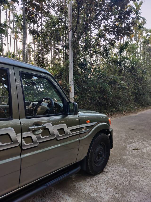 https://images10.gaadi.com/usedcar_image/E455248C-B8ED-477B-87D8-6D50789B7F79/original/0dbbfd7d-704b-492c-9ffa-bed552f05fb2.jpg?imwidth=6401