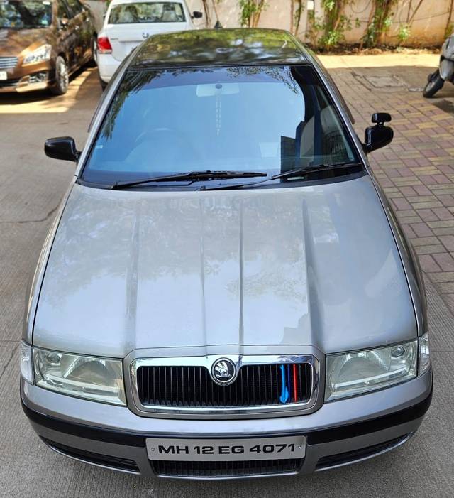 https://images10.gaadi.com/usedcar_image/E61BCA3A-D7E1-4F8E-B17F-C67A949677DF/original/adfee850-faa6-4b21-a239-f41fc646551a.jpg?imwidth=6401