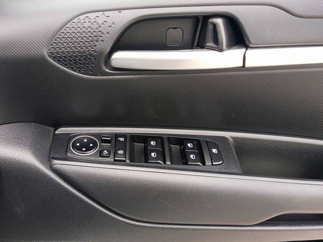 https://images10.gaadi.com/usedcar_image/E8E01421-64F1-4C15-A4EC-8D1BEA710B50/original/1a2c33be-d402-49e2-845c-1d528cbb8324.jpg?imwidth=6401
