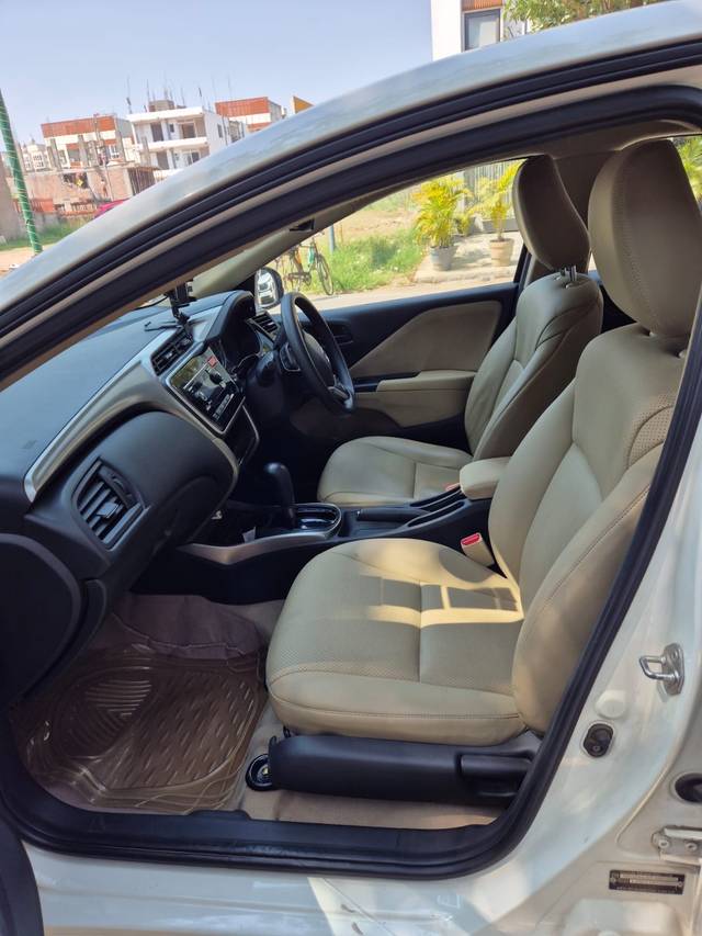 https://images10.gaadi.com/usedcar_image/E8E01421-64F1-4C15-A4EC-8D1BEA710B50/original/f932bc98-570a-4d4b-817e-85fb068140e6.jpg?imwidth=6402