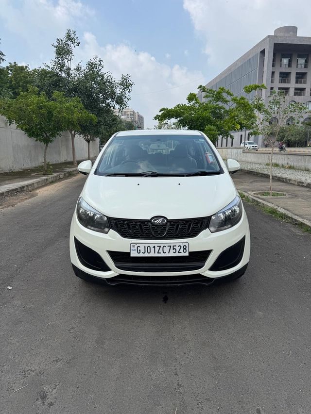 Mahindra Marazzo एम2 8Str बीएस6 Second-hand 2022 Mahindra Marazzo एम2 8Str बीएस6 for sale in Ahmedabad