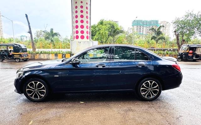 https://images10.gaadi.com/usedcar_image/F6F8E057-126B-414C-AAA7-E55D08152E35/original/fbb9ec98-432b-40e3-baac-3bf34f26eee8.jpg?imwidth=6402