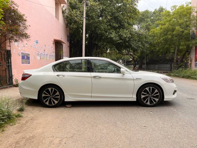 https://images10.gaadi.com/usedcar_image/F99030C0-4C22-403B-8AE2-6A86FCEB88C7/original/bc64e870-a7ab-4bf1-b7e1-febe479bd8d6.jpg?imwidth=6401