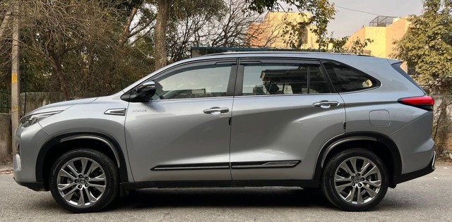 Second-hand 2023 Toyota Innova Hycross ZX Hybrid for sale in New Delhi-3