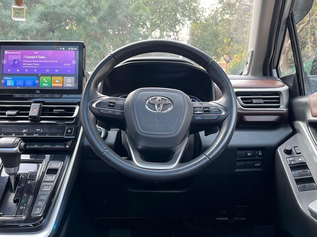 Second-hand 2023 Toyota Innova Hycross ZX Hybrid for sale in New Delhi-5