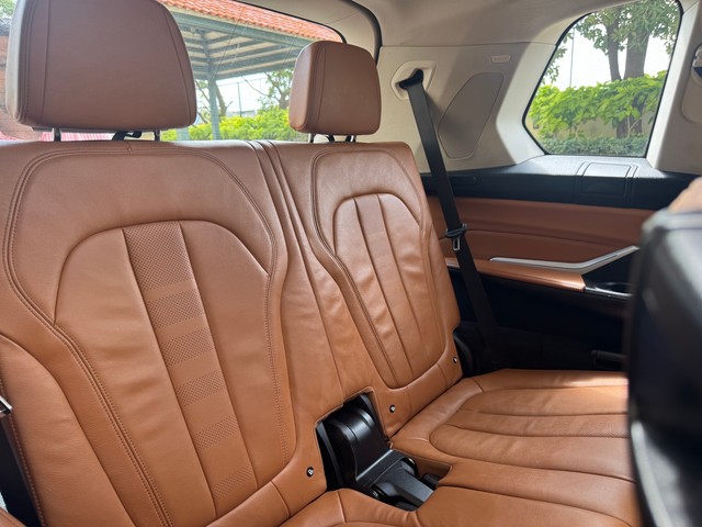 Second-hand 2021 BMW X7 xDrive30d DPE Signature for sale in Bangalore-8