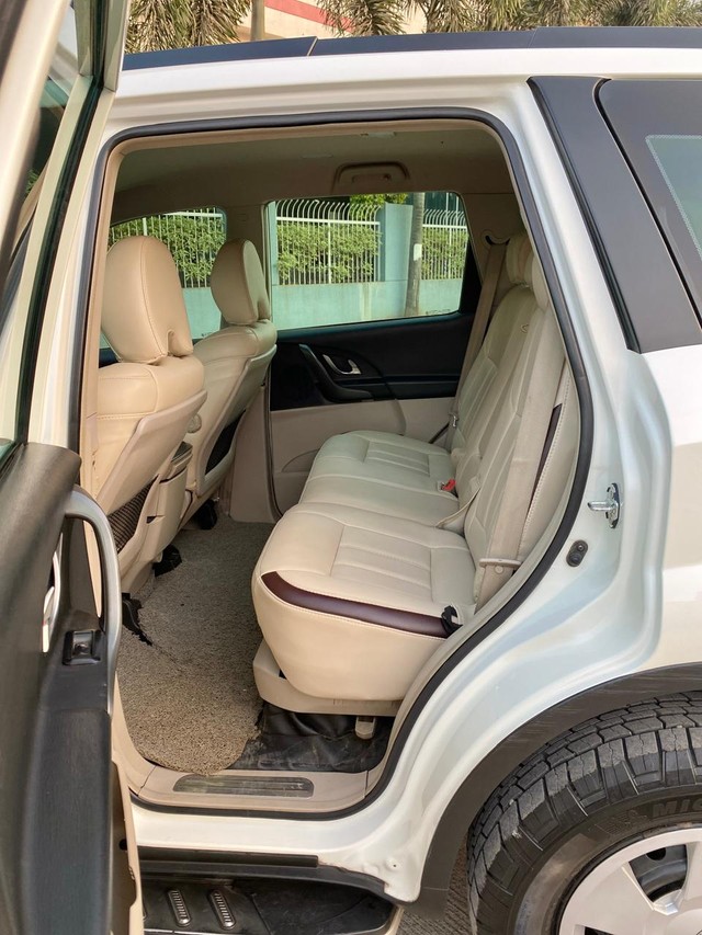 Second-hand 2017 Mahindra XUV500 W6 2WD for sale in Pune-20