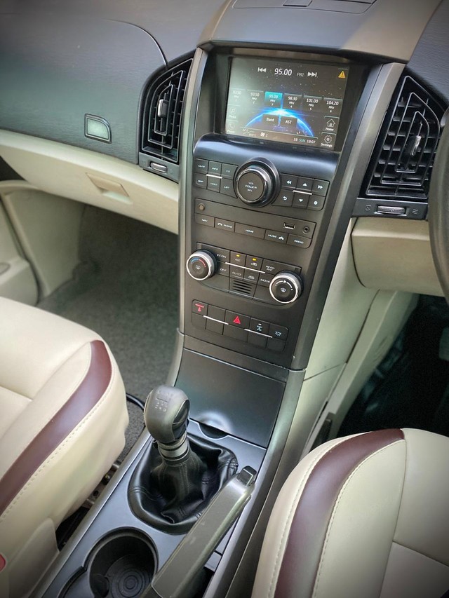 Second-hand 2017 Mahindra XUV500 W6 2WD for sale in Pune-19