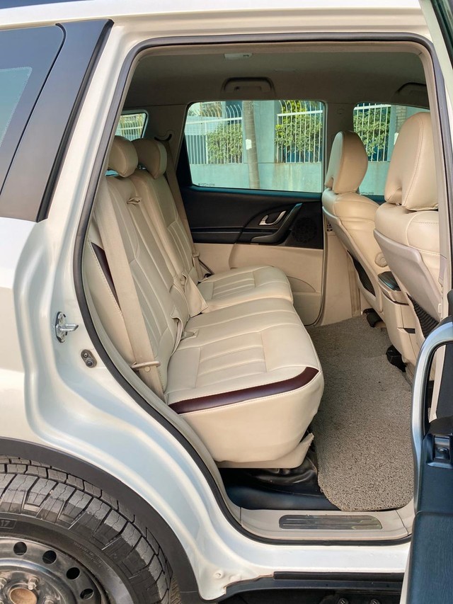 Second-hand 2017 Mahindra XUV500 W6 2WD for sale in Pune-9