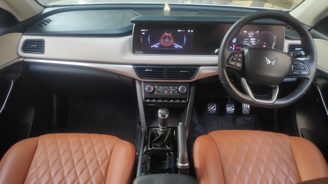 Second-hand 2024 Mahindra XUV700 AX5 5Str Diesel for sale in Bangalore-8