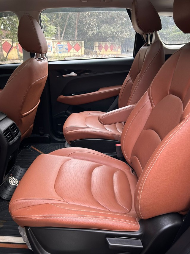 Second-hand 2022 MG Hector Plus Sharp Diesel MT for sale in New Delhi-16