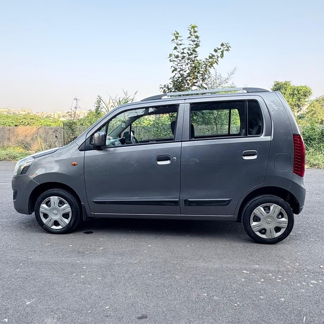 Second-hand 2016 Maruti Wagon R AMT VXI for sale in Pune-3