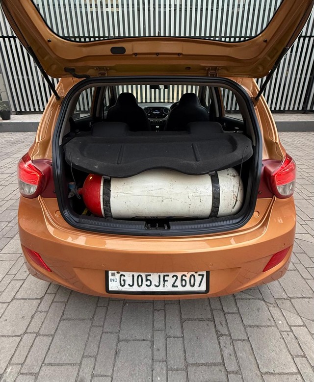 Second-hand 2014 Hyundai Grand i10 Sportz for sale in Surat-13