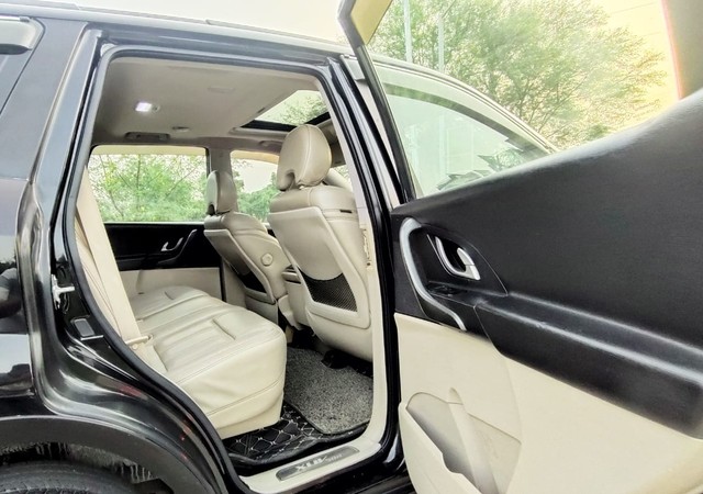 Second-hand 2017 Mahindra XUV500 R W10 FWD for sale in Ahmedabad-9