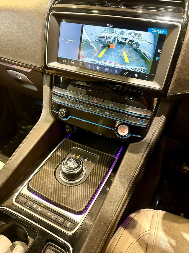 Second-hand 2019 Jaguar F-Pace Prestige 2.0 Petrol for sale in New Delhi-12