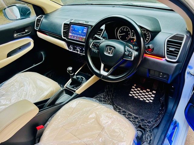 Second-hand 2021 Honda City V MT for sale in New Delhi-15