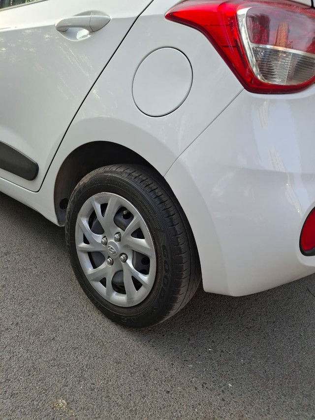 Hyundai Grand i10 1.2 Kappa Magna AT Second-hand 2017 Hyundai Grand i10 1.2 Kappa Magna AT for sale in Surat-9