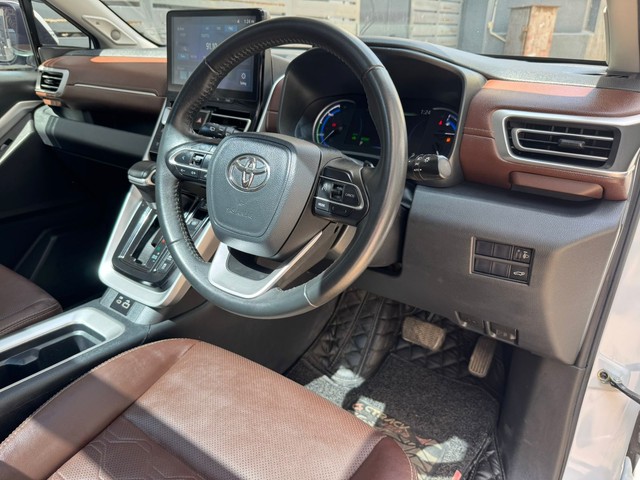 Second-hand 2023 Toyota Innova Hycross ZX Hybrid BSVI for sale in Chennai-8