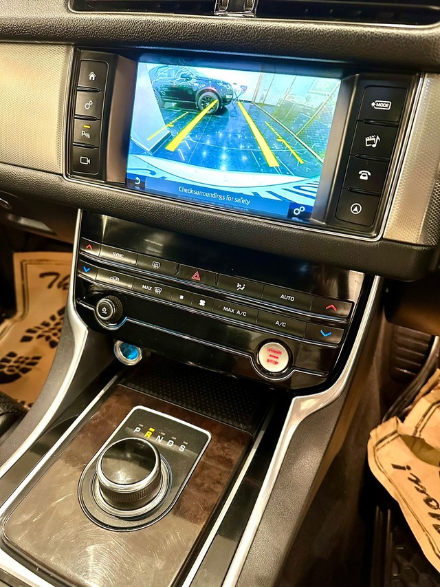 Second-hand 2018 Jaguar XF 2.0 Diesel Prestige for sale in New Delhi-9