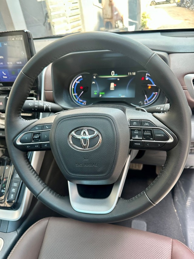 Second-hand 2025 Toyota Innova Hycross ZX(O) Hybrid for sale in Chennai-8