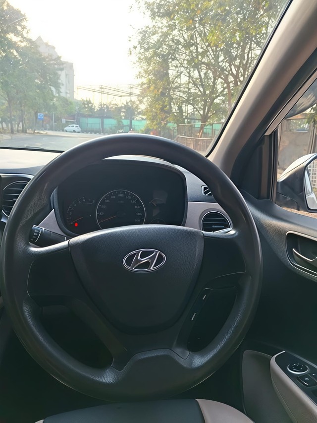 Hyundai Grand i10 1.2 Kappa Magna AT Second-hand 2017 Hyundai Grand i10 1.2 Kappa Magna AT for sale in Surat-10