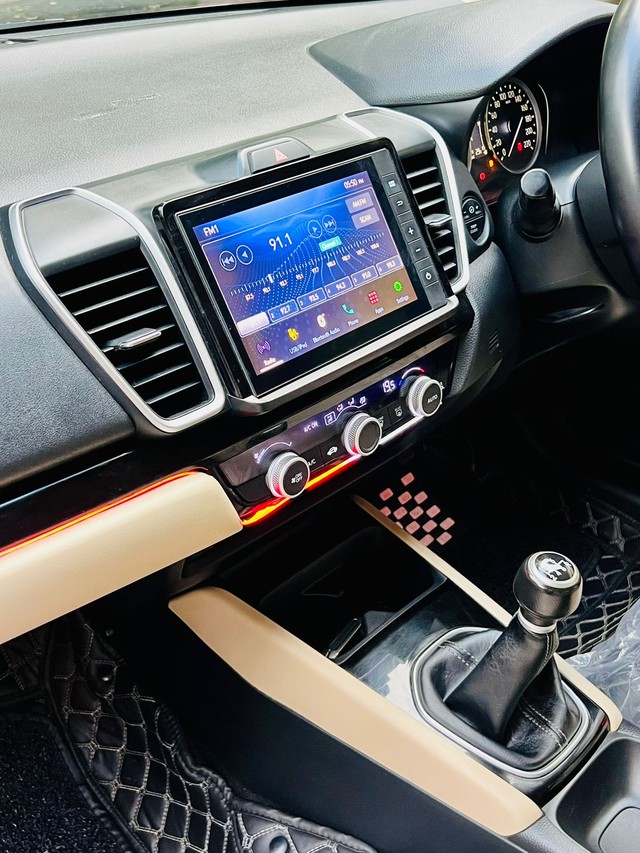 Second-hand 2021 Honda City V MT for sale in New Delhi-14