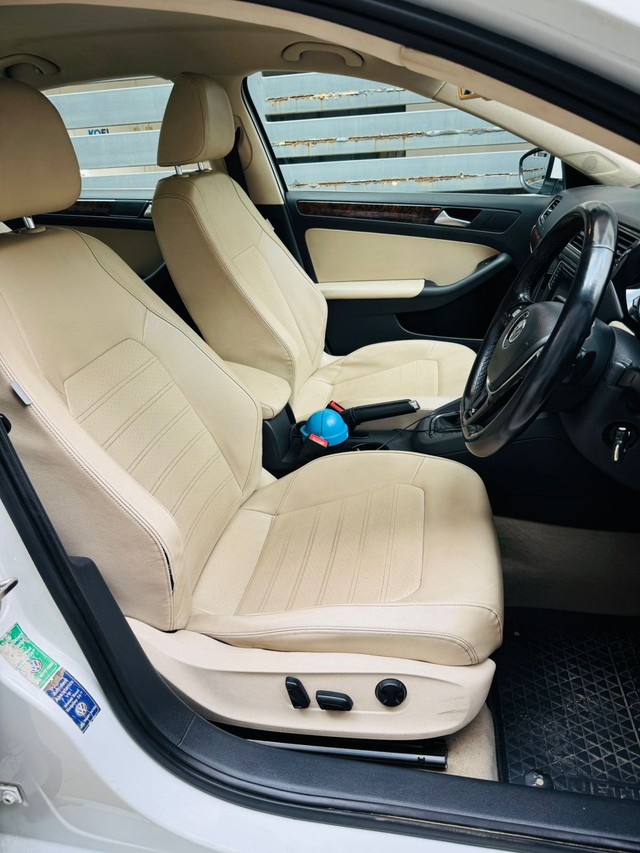 Second-hand 2016 Volkswagen Jetta 2.0L TDI Highline AT for sale in Chennai-10