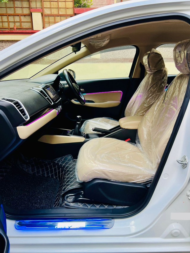 Second-hand 2021 Honda City V MT for sale in New Delhi-12