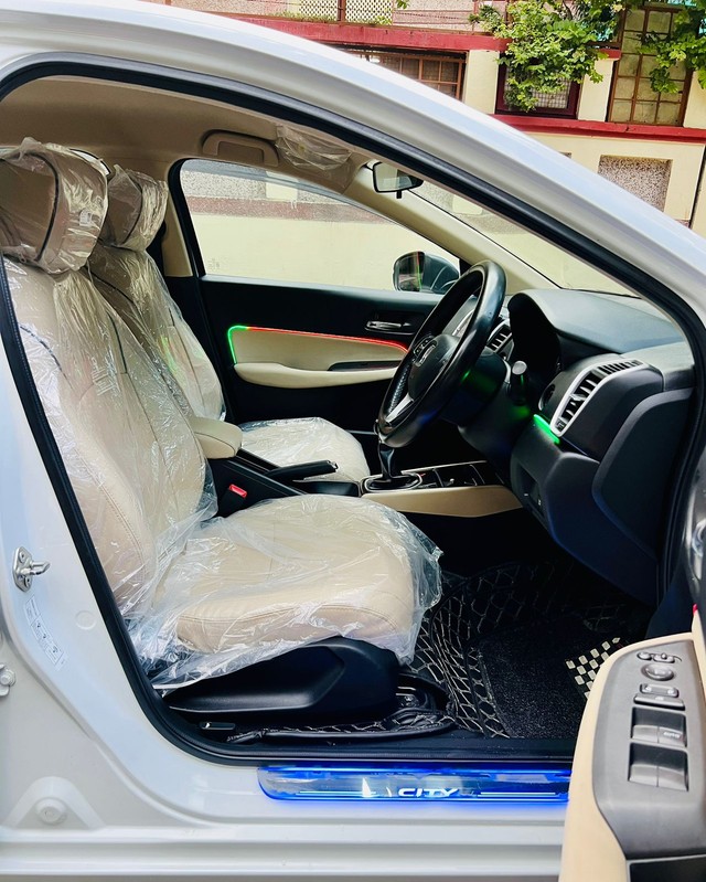 Second-hand 2021 Honda City V MT for sale in New Delhi-16