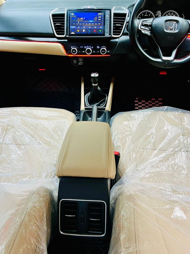 Second-hand 2021 Honda City V MT for sale in New Delhi-13